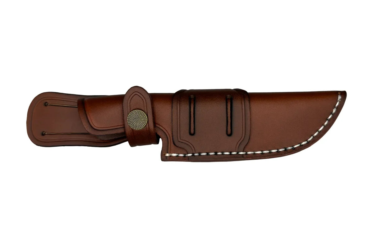 Eine braune Lederscheide mit weißen Nähten, einem Riemen mit rundem Metallverschluss, Gürtelschlitzen und einer gebogenen Spitze. Geeignet für das EXTREMA RATIO Venatus F Black Satin Outdoor Messer aus Böhler N690 Stahl. Nur Scheide; Messer nicht enthalten.