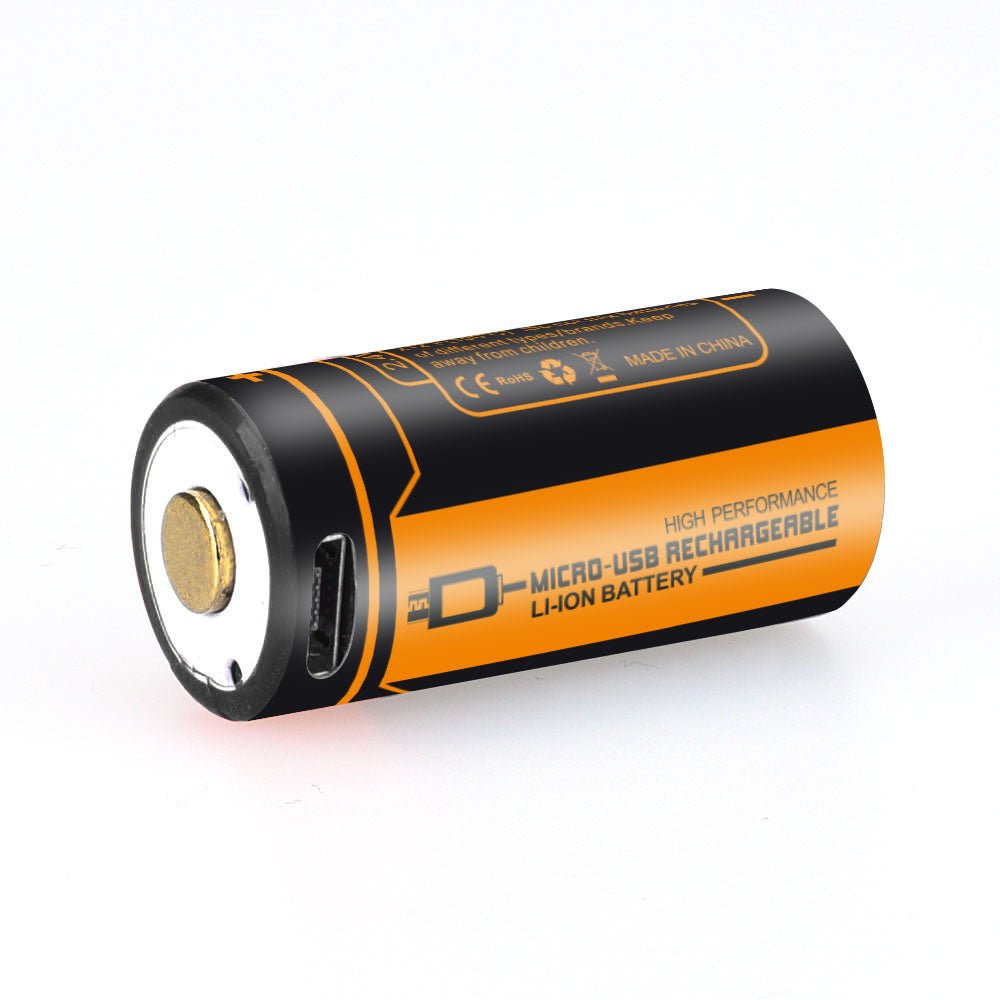 Ein zylindrischer Fitorch Akku 16340 wiederaufladbarer Li-Ion-Akku von FITORCH mit einem orange-schwarzen Etikett und einem seitlichen Micro-USB-Ladeanschluss. Auf dem Etikett steht 3.7V 650mAh RCR123A 16340 Akku Micro-USB Rechargeable Battery.