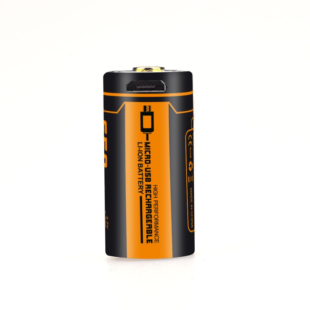 Ein schwarzer und orangefarbener zylindrischer FITORCH Fitorch Akku 16340 (3.7V 650mAh) Lithium-Ionen-Akku mit einem USB-Ladeanschluss auf der Oberseite, beschriftet mit "D-Micro USB Rechargeable Li-ion Battery".