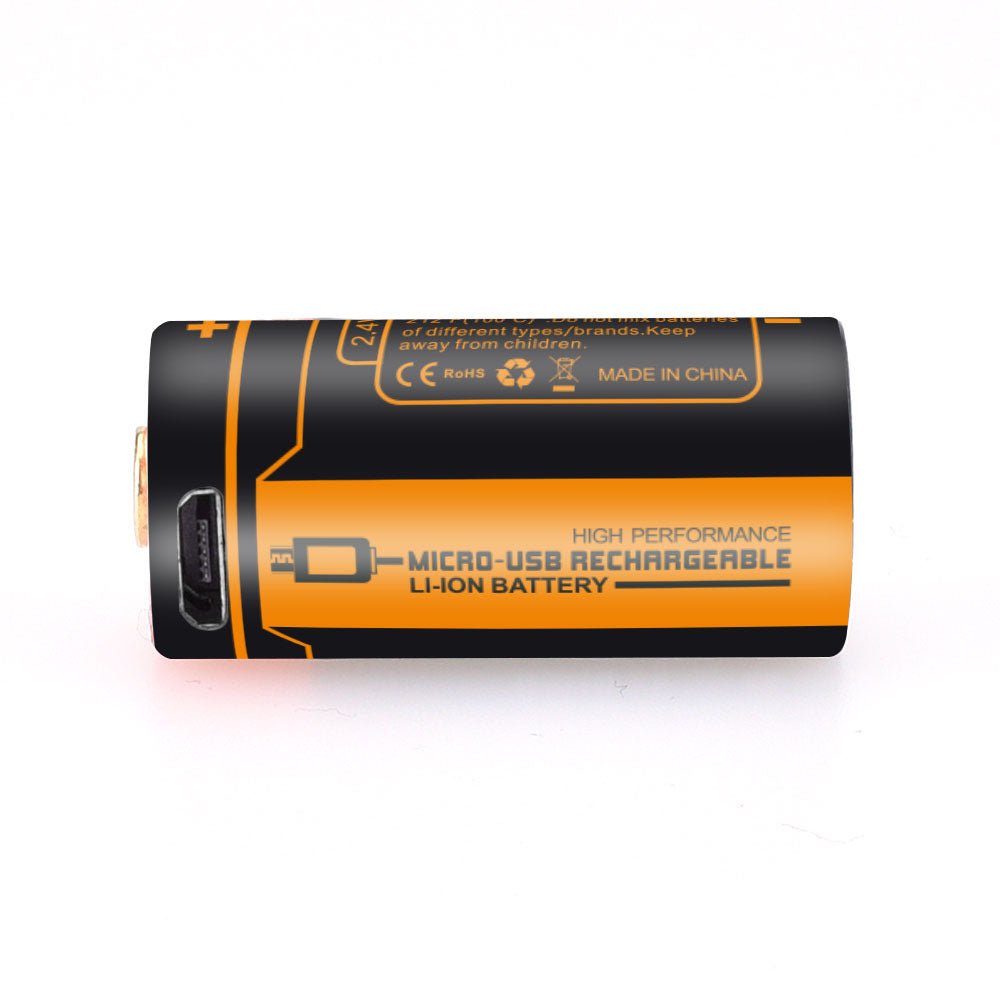 Der FITORCH Fitorch Akku 16340 ist ein zylindrischer, wiederaufladbarer Li-Ionen-Akku in D-Größe mit schwarz-orangem Etikett, integriertem Micro-USB-Anschluss und der Aufschrift "HIGH PERFORMANCE". Er ist kompatibel mit 16340 Akku RCR123A Geräten.