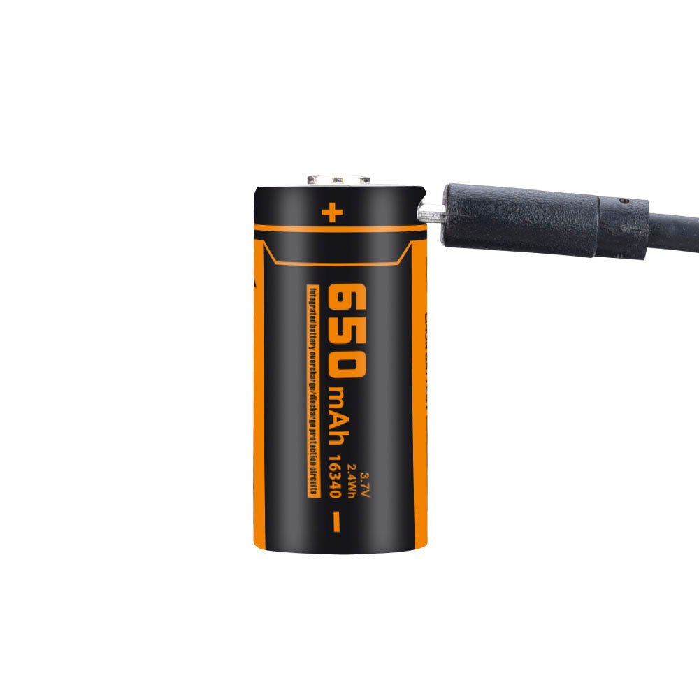 Ein schwarzes USB-Kabel lädt einen schwarz-orangen FITORCH Fitorch Akku 16340 (3.7V 650mAh RCR123A) über die Oberseite.