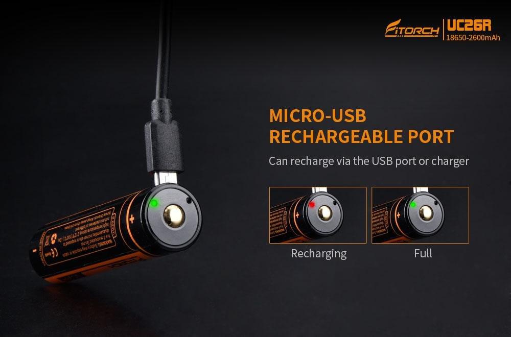Ein schwarzer und orangefarbener FITORCH Akku 18650 wird über einen Micro-USB-Anschluss aufgeladen. Rote und grüne Anzeigen zeigen den Ladestatus an und betonen die praktische Micro-USB-Aufladefunktion.