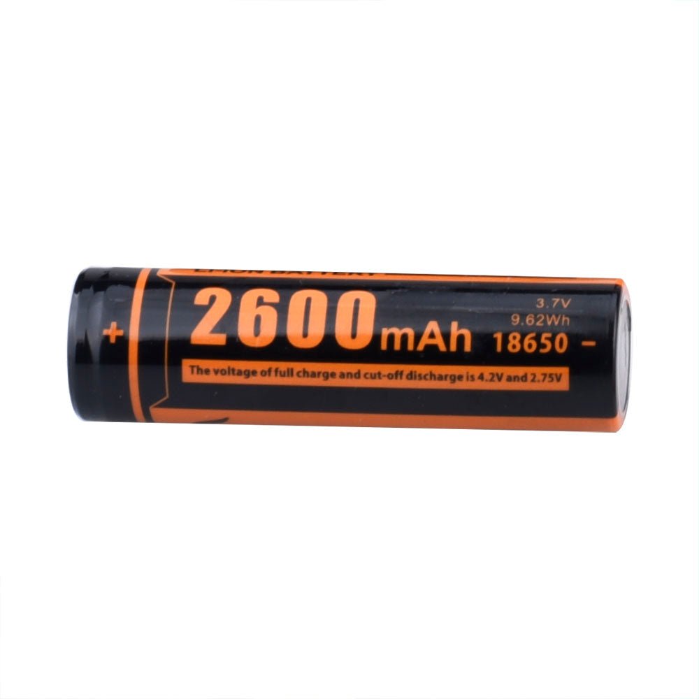 Der FITORCH Akku RC260 18650-2600 mAh hat eine orangefarbene und schwarze Beschriftung, eine Spannung von 3,7V, eine Energie von 9,62Wh und einen sichtbaren Pluspol auf der linken Seite.