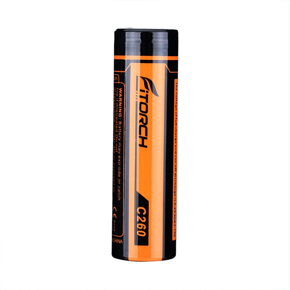 Ein zylindrischer orange-schwarzer Akku mit der Aufschrift Fitorch Akku RC260 18650-2600 mAh von FITORCH steht aufrecht vor einem weißen Hintergrund. Warnhinweise und Produktinformationen sind an der Seite aufgedruckt.
