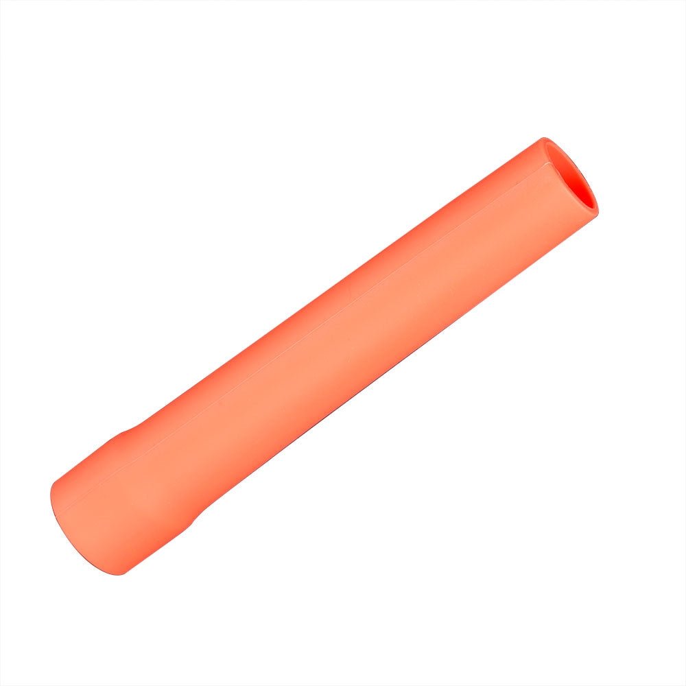 Ein einzelnes orangefarbenes Fitorch Signalkegel FT-1 von FITORCH mit hohler Spitze, fotografiert auf weißem Hintergrund, das einem Schaumstoffpfeil ähnelt.