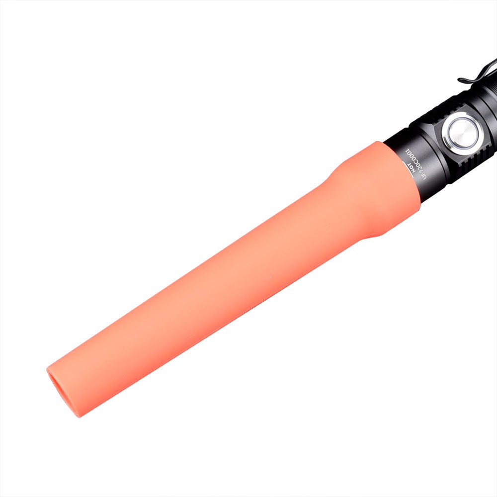 Eine Nahaufnahme einer schwarzen FITORCH Taschenlampe mit dem leuchtend orangefarbenen Fitorch Signalkegel FT-1, einem abnehmbaren Aufsatz von FITORCH, der das Lichtende abdeckt.