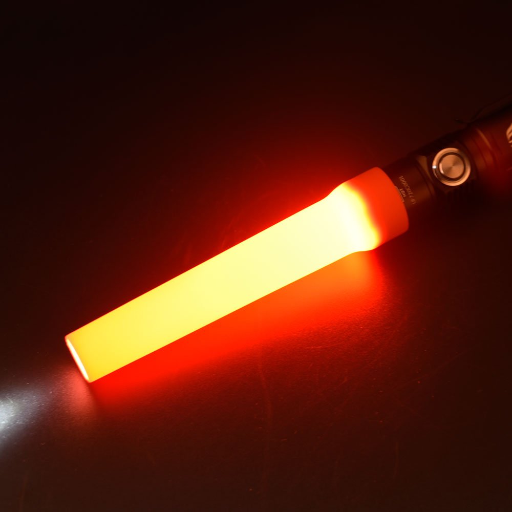 Ein rot leuchtender Fitorch Signalkegel FT-1 von FITORCH mit zylindrischem Griff und beleuchteter Klinge wird vor einem dunklen Hintergrund dargestellt.