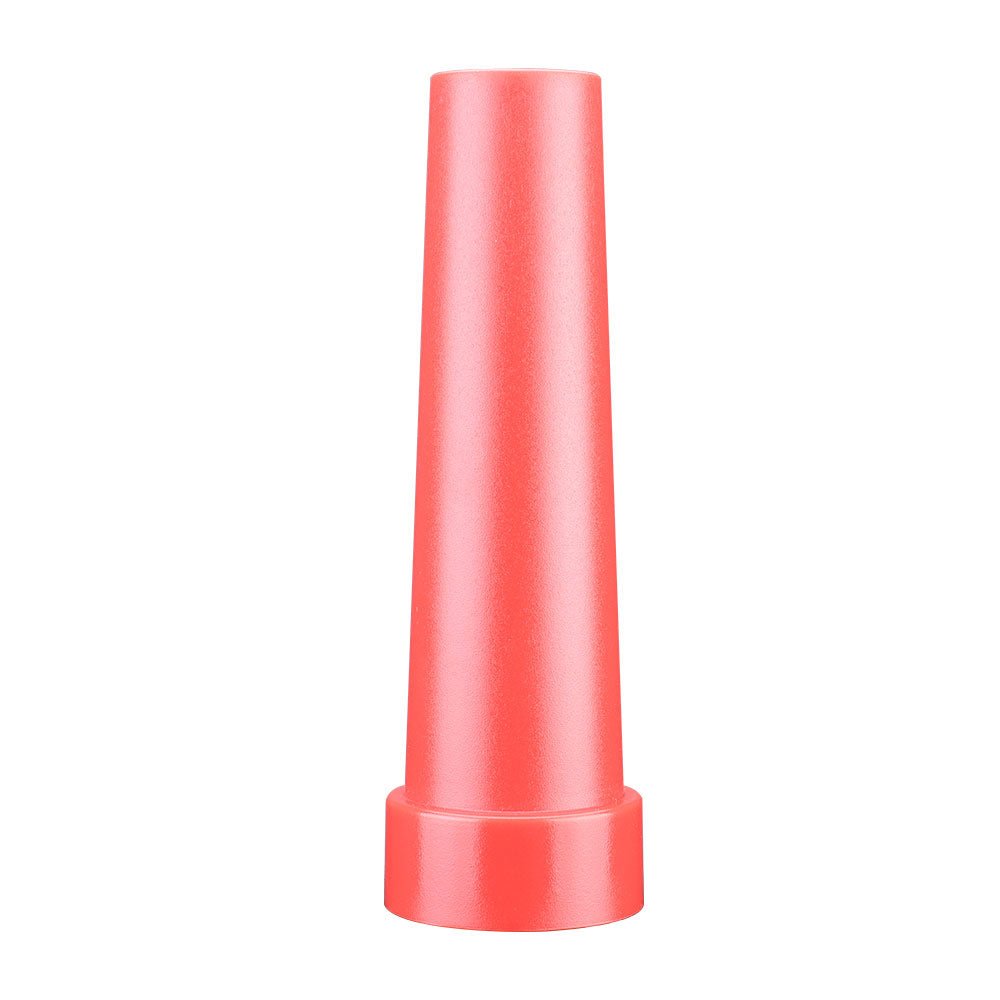 Der Fitorch Signalkegel FT-2 von FITORCH ist ein leuchtend roter, zylindrischer Kunststoffkegel mit breiterer Basis. Er eignet sich hervorragend zur Verbesserung der Sichtbarkeit in Verbindung mit Fitorch Taschenlampen - isoliert auf weißem Hintergrund dargestellt.