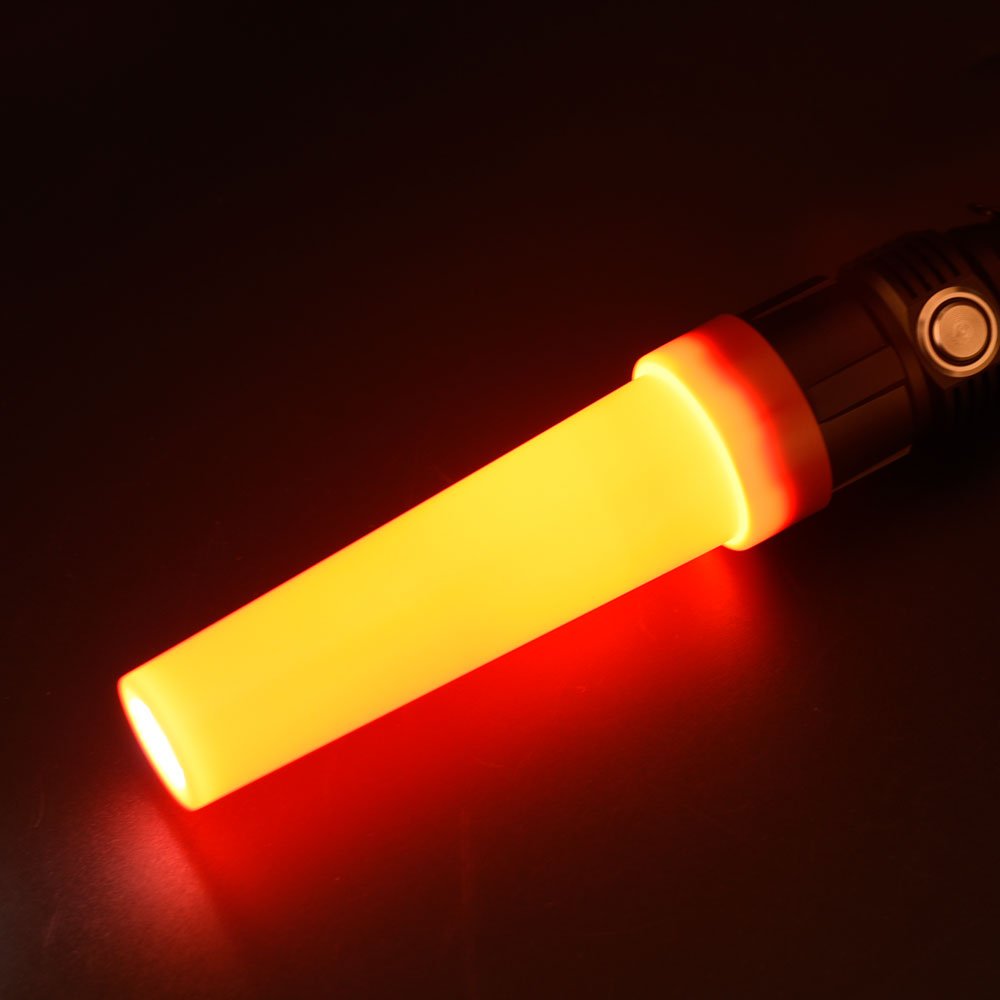Der FITORCH Signalkegel FT-2 in leuchtendem Orange ist an einer schwarzen FITORCH-Taschenlampe mit sichtbarem Einschaltknopf vor einem dunklen Hintergrund angebracht.