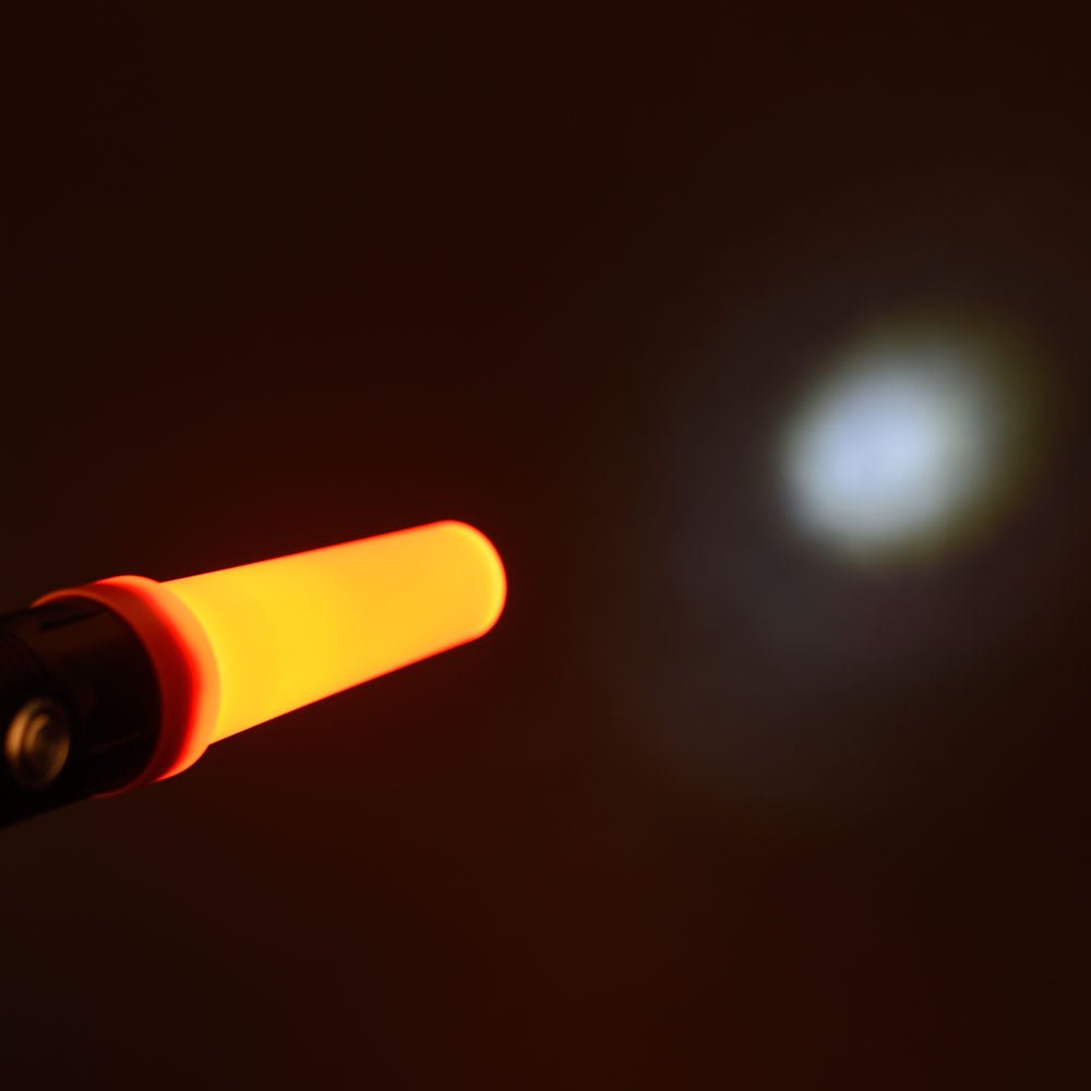 Der FITORCH Signalkegel FT-2 strahlt im Dunkeln ein orangefarbenes Licht aus und wirft eine helle Reflexion auf nahe gelegene Oberflächen - ideal für die Kombination mit FITORCH Taschenlampen.
