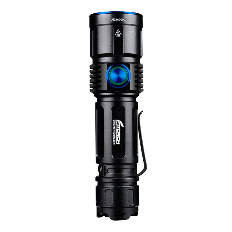 Eine schwarze FITORCH Fitorch Taschenlampe EC30 mit blauem Einschaltknopf und Metallclip steht aufrecht vor einem weißen Hintergrund.