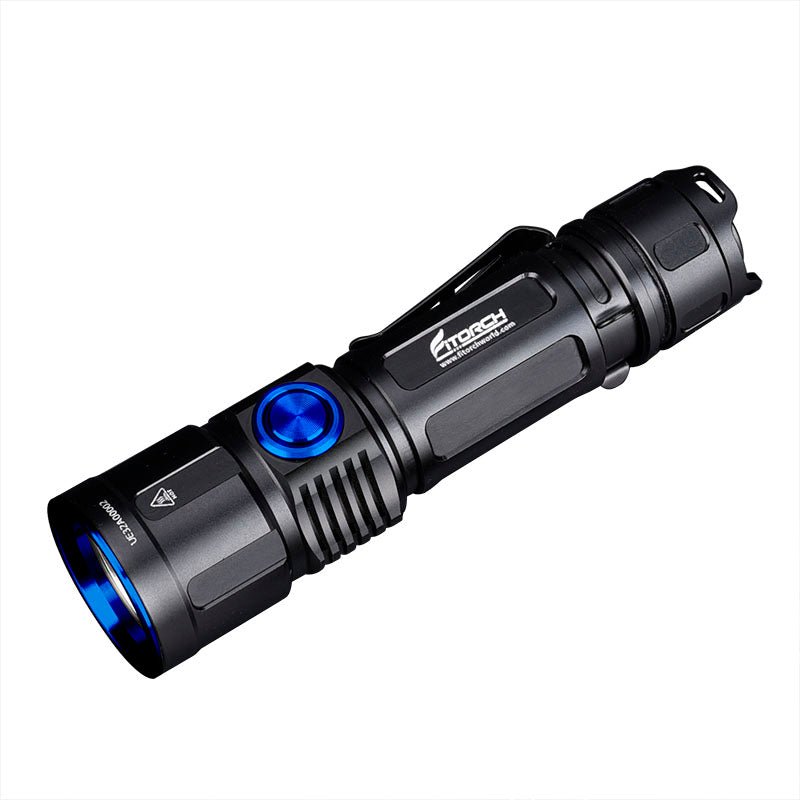 Eine schwarze FITORCH EC30 Taschenlampe mit blauem Einschaltknopf, geriffeltem Griff und Seitenclip ist auf weißem Hintergrund abgebildet. Die kompakte Lampe liefert beeindruckende 2600 Lumen für starke Ausleuchtung.