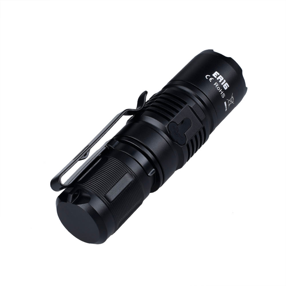 Die kompakte schwarze Fitorch Taschenlampe ER16 von FITORCH bietet 1000 Lumen, einen strukturierten Griff, einen Seitenclip, sichtbare Rillen und eingravierte Markierungen mit Marken- und Zertifizierungszeichen in der Nähe des Kopfes.