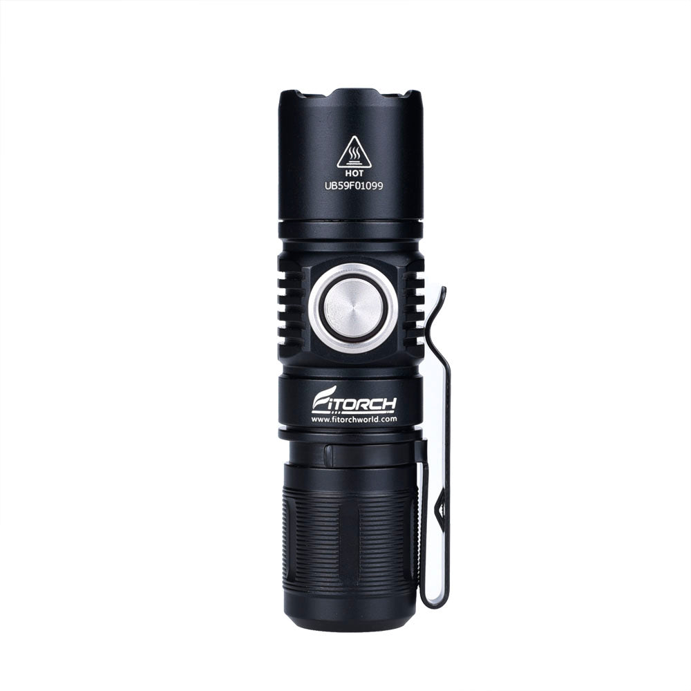 FITORCH Fitorch Taschenlampe ER16, 1000 Lumen, kompakte taktische Lampe mit Seitenschalter, Metallclip, Hitze-Warnaufkleber, Magnetfuß und griffiger Oberfläche auf weißem Hintergrund.