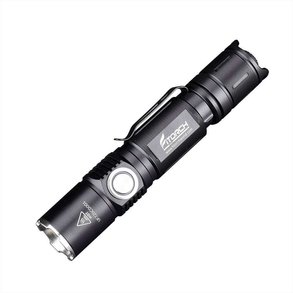 Eine schwarze FITORCH Fitorch Taschenlampe P20C mit Seitenknopf und Metallclip ist abgewinkelt auf einem weißen Hintergrund abgebildet. Dieses Modell liefert bis zu 1500 Lumen für eine starke Ausleuchtung.