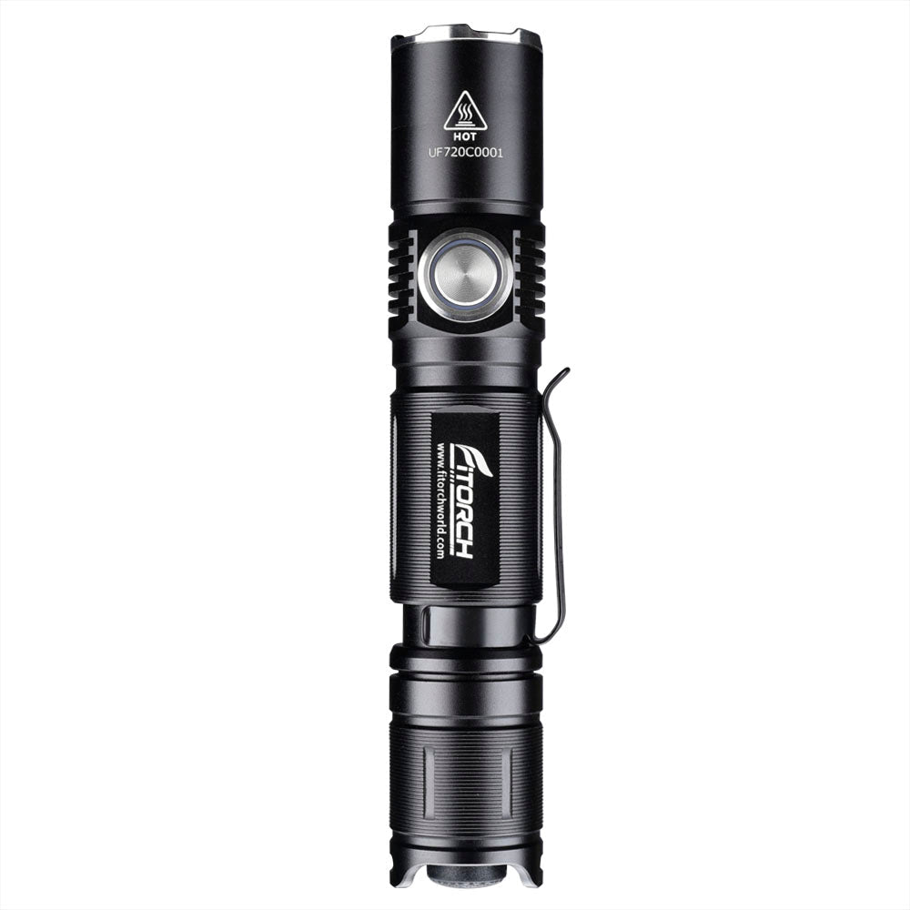 Die FITORCH Fitorch Taschenlampe P20C ist eine schwarze taktische Taschenlampe mit silbernem Einschaltknopf, Clip, geriffeltem Griff und 1500 Lumen Helligkeit; die Modellangaben sind auf dem Gehäuse aufgedruckt.