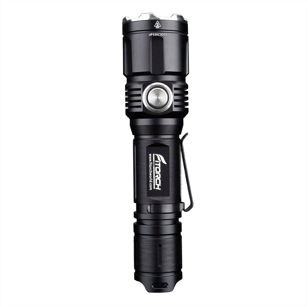 Die FITORCH Fitorch Taschenlampe P30C ist eine schwarze Taschenlampe mit einem strukturierten Griff, einem großen Einschaltknopf in der Nähe des Kopfes, einem Metallclip an der Seite und einer Helligkeit von 1600 Lumen auf einem weißen Hintergrund.