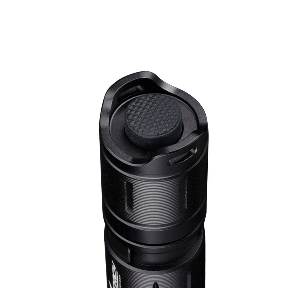 Nahaufnahme des strukturierten schwarzen Knopfes auf der Endkappe der FITORCH Fitorch Taschenlampe P30C, dargestellt vor einem schlichten weißen Hintergrund.