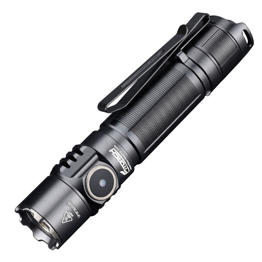 Die FITORCH Taschenlampe P36 ist eine schwarze, zylindrische Taschenlampe mit einem strukturierten Griff, einem USB-C-Ladeanschluss, einer großen Seitentaste in der Nähe des Kopfes, einem Metalltaschenclip am Gehäuse und einem weißen Logo und Markierungen neben der Linse.