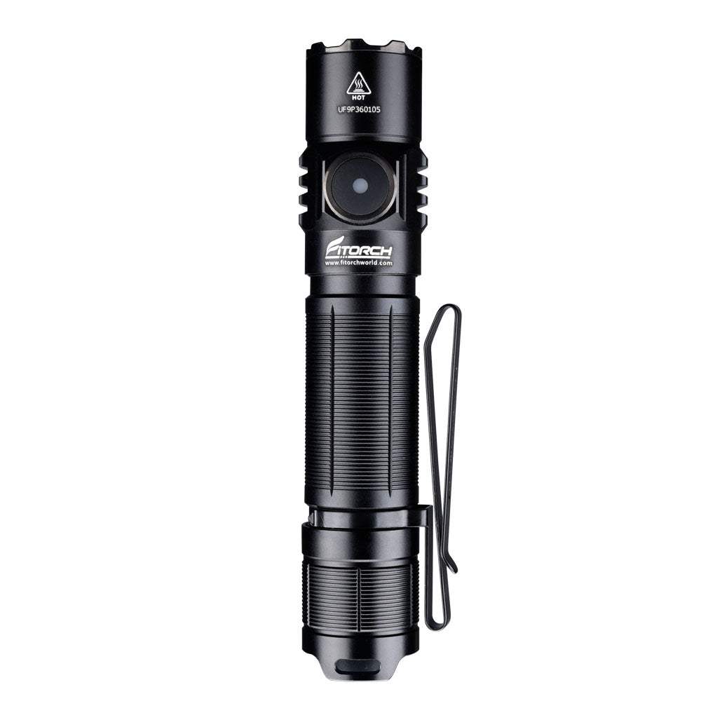 Eine schwarze FITORCH Fitorch Taschenlampe P36 mit strukturiertem Griff, Seitenknopf, Taschenclip, USB-C-Anschluss und 3000 Lumen Helligkeit wird aufrecht vor einem weißen Hintergrund gezeigt.