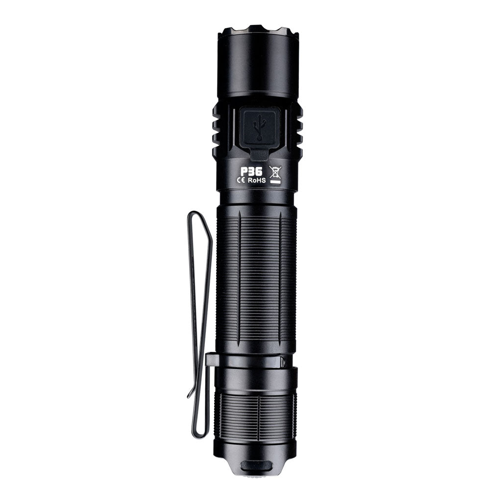 Die FITORCH Taschenlampe P36 ist eine schwarze, zylindrische Taschenlampe mit strukturiertem Griff, Taschenclip, Power-Taste und USB-C Ladeanschluss. Sie steht aufrecht auf weißem Hintergrund und liefert bis zu 3000 Lumen. Kennzeichnung P36 CE RoHS.
