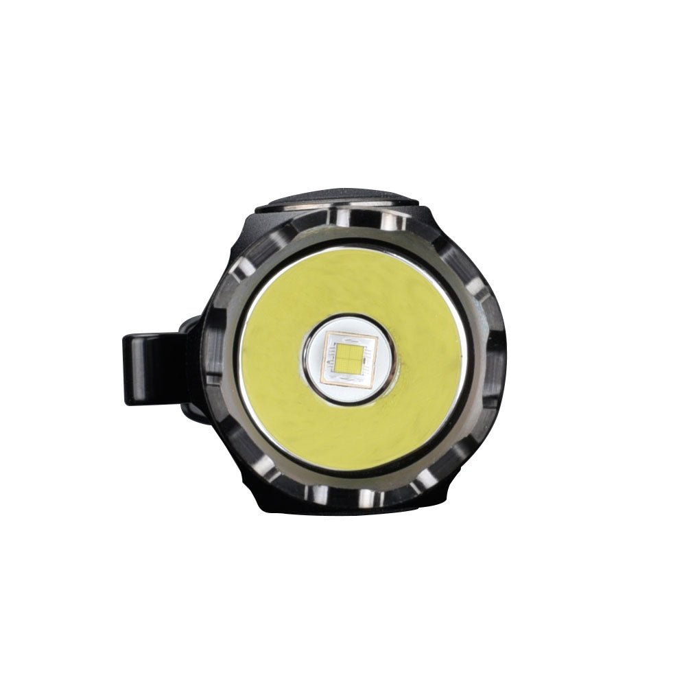 Nahaufnahme der Vorderseite der FITORCH Taschenlampe P36. Hervorzuheben ist die runde LED-Lampe in einem reflektierenden Gehäuse, die bis zu 3000 Lumen Helligkeit liefert.