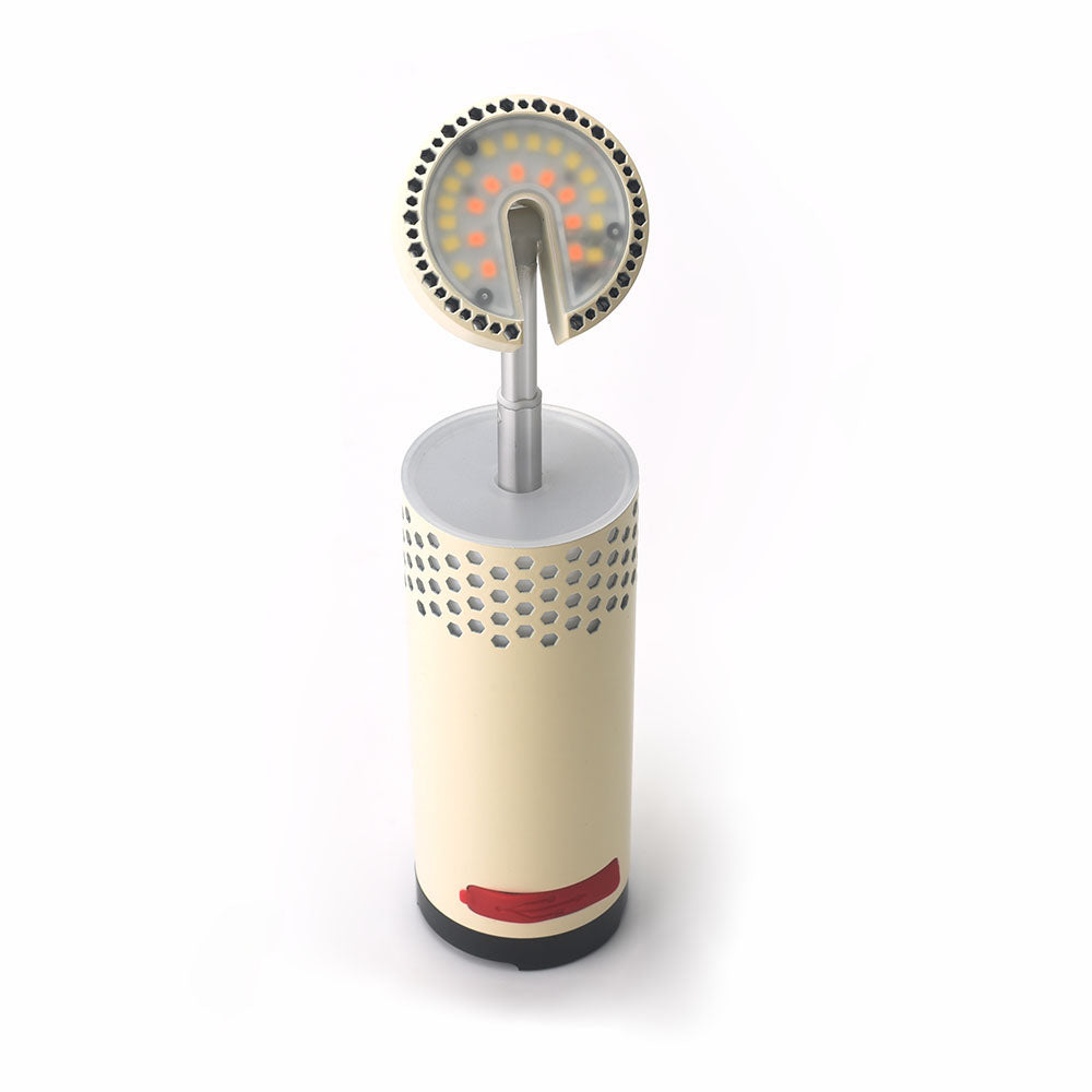 Die FITORCH Fitorch Teleskop-Campinglampe CP100 ist eine moderne beigefarbene Campinglampe mit einem perforierten Kopf, einem flachen runden Kopf und orangefarbenen Lichtern, die aufrecht auf einem weißen Hintergrund steht.