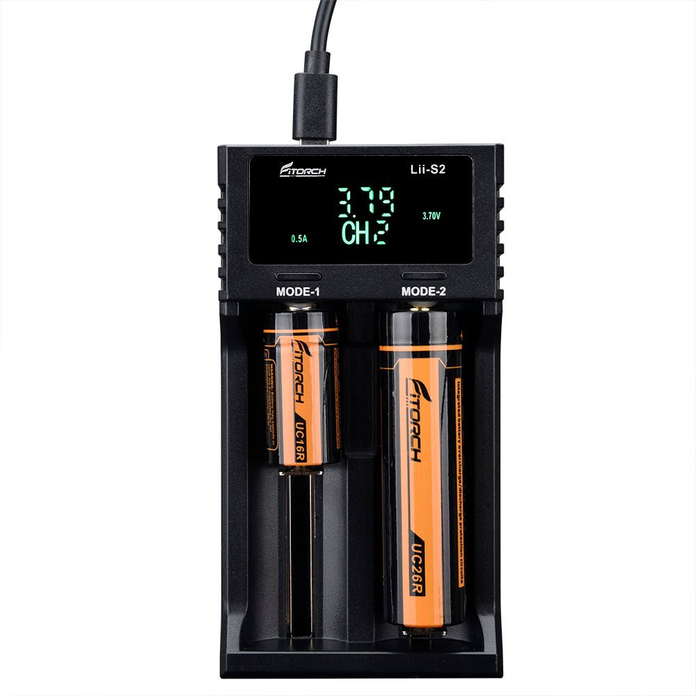 Eine FITORCH USB-Ladestation mit Dual-Slot in Schwarz lädt zwei orange Li-Ion/Ni-MH kompatible Akkus in MODE-1 und MODE-2, zeigt Ladeinfos im digitalen Display und ist per USB-C verbunden.