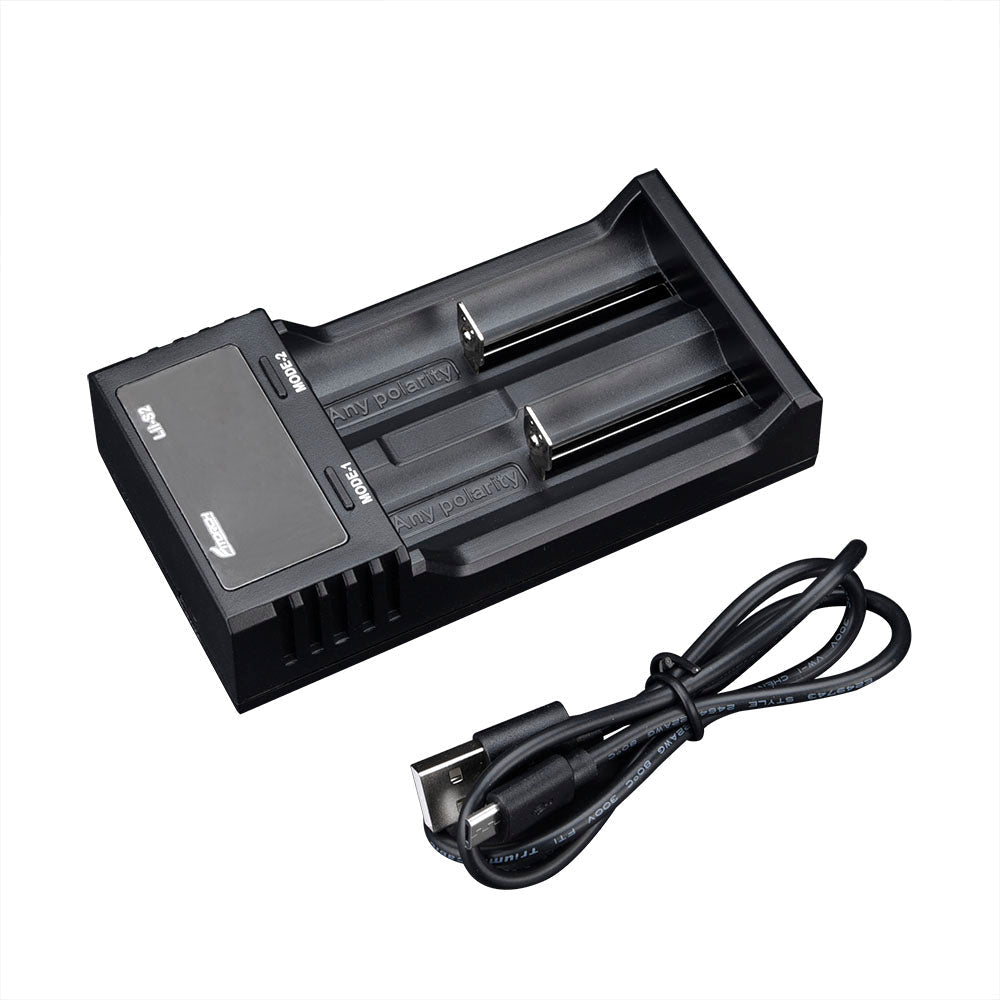 Eine schwarze FITORCH USB-Ladestation mit Dual-Slot und LED-Anzeige, zusammen mit einem USB-C Kabel, auf weißem Hintergrund. Für Li-Ion und Ni-MH Akkus geeignet.