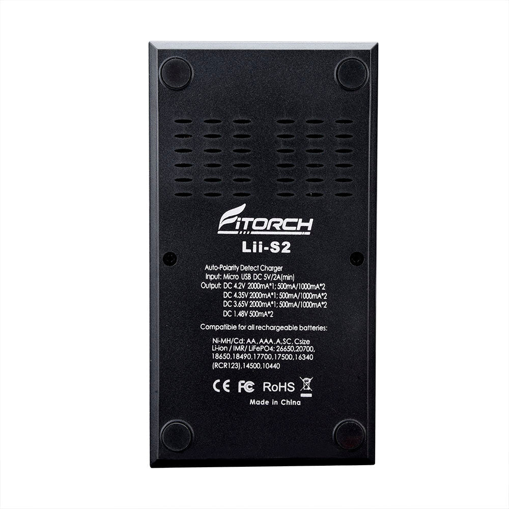 Die Unterseite einer schwarzen Fitorch USB-Ladestation mit Dual-Slot von FITORCH zeigt die Spezifikationen und Zertifizierungen in Weiß, einschließlich Li-Ion/Ni-MH-Unterstützung, Ausgangsinformationen und USB-C-Ladegerät-Kompatibilität.
