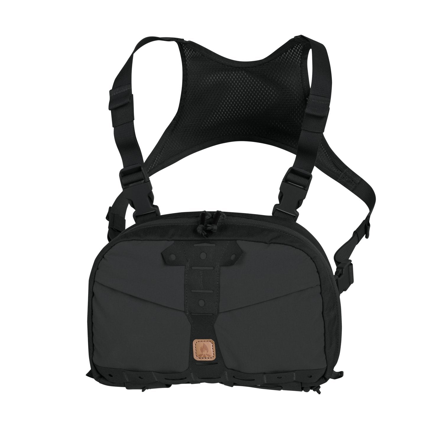 Der HELIKON-TEX Chest Pack Numbat® - Black bietet verstellbare Schultergurte, eine Netzrückwand, ein Hauptfach mit Reißverschluss, MOLLE-Befestigungspunkte für Ausrüstung auf der Vorderseite und einen kleinen braunen Logoaufnäher.