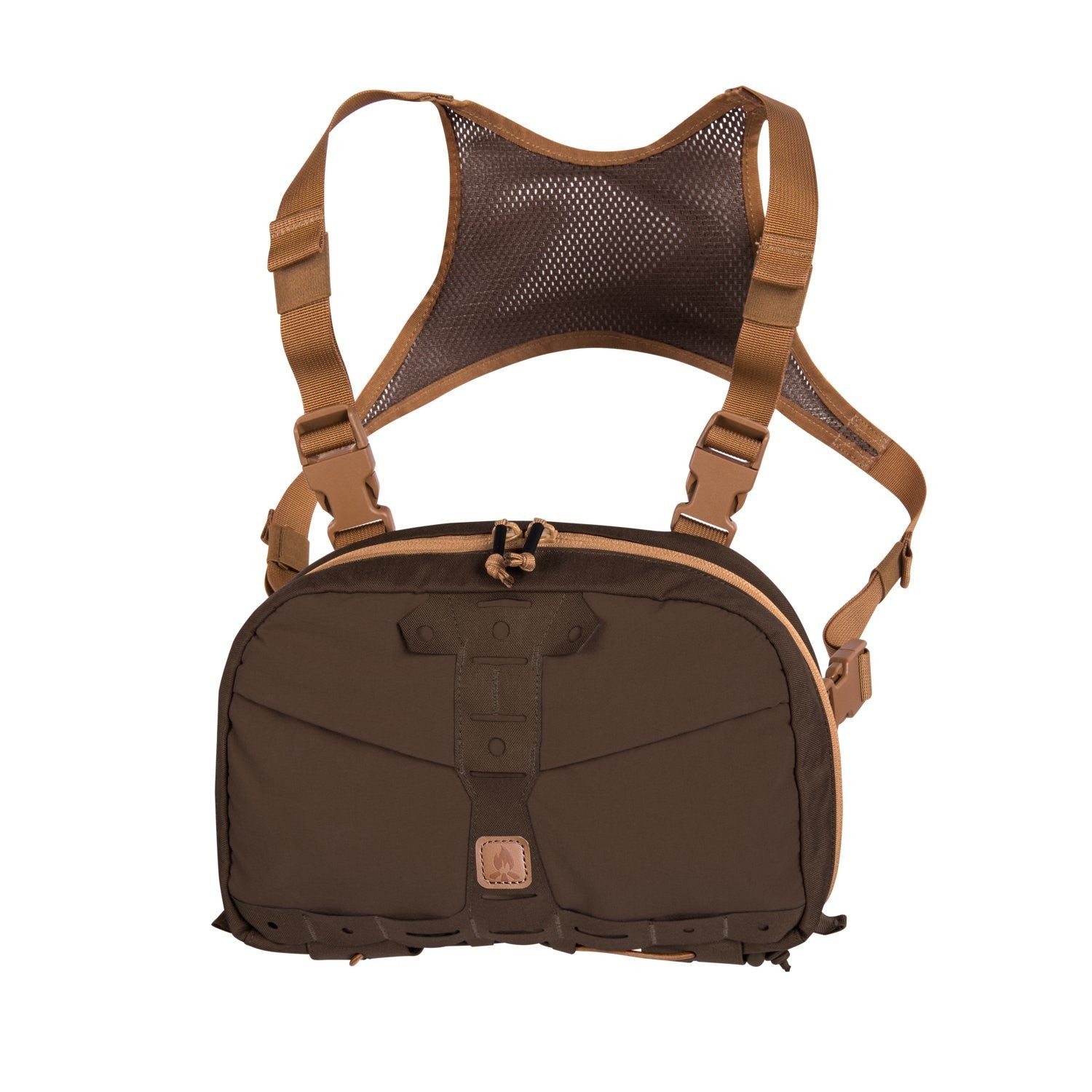 Der HELIKON-TEX Chest Pack Numbat® in Earth Brown / Clay B verfügt über verstellbare Tragegurte, ein Hauptfach mit Reißverschluss und einen atmungsaktiven Netzrücken für mehr Komfort - alles auf weißem Hintergrund.