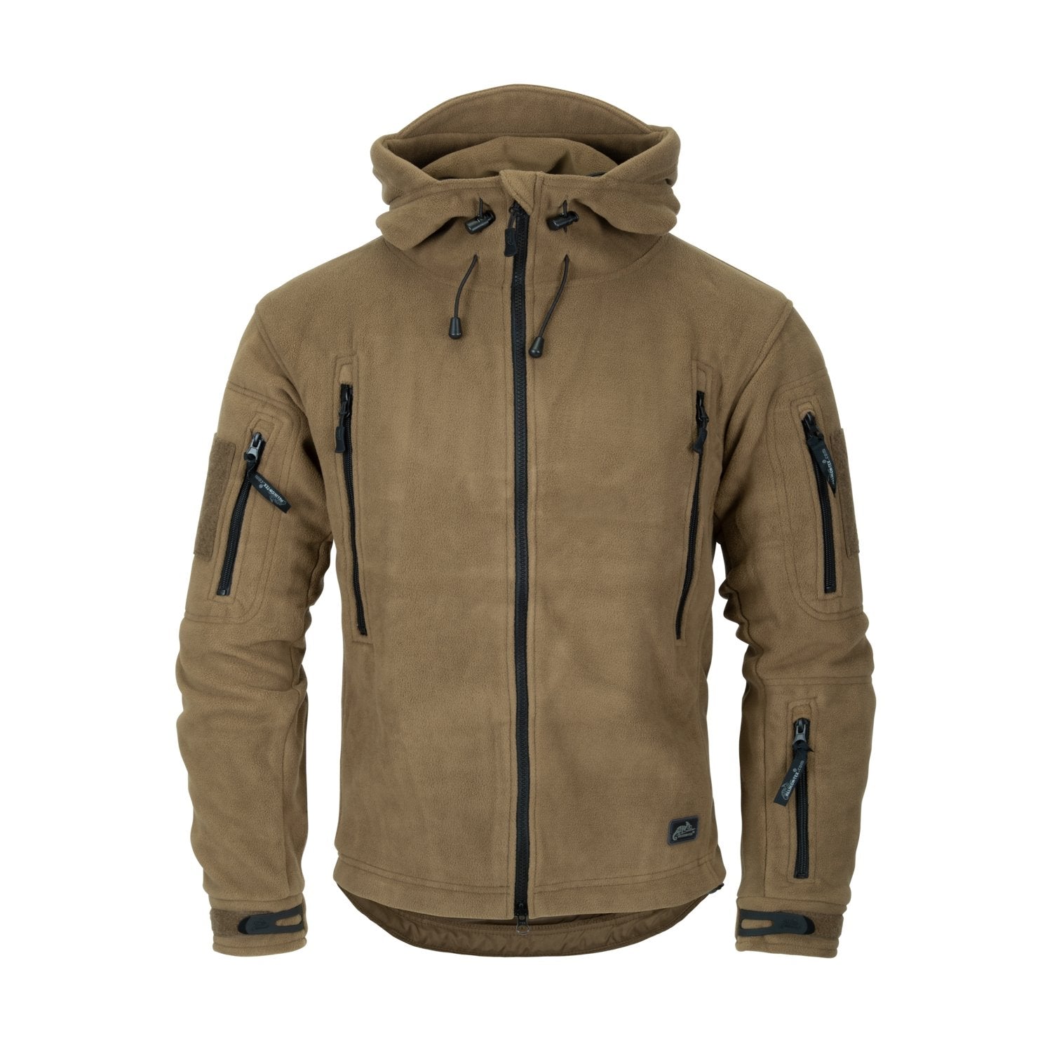 Die HELIKON-TEX Patriot Jacket Double Fleece in Olivgrün verfügt über mehrere Reißverschlusstaschen auf der Vorderseite, an den Ärmeln und auf der Brust sowie schwarze Reißverschlüsse und Kordelzüge. Sie ist eine vielseitige taktische Jacke auf weißem Hintergrund.