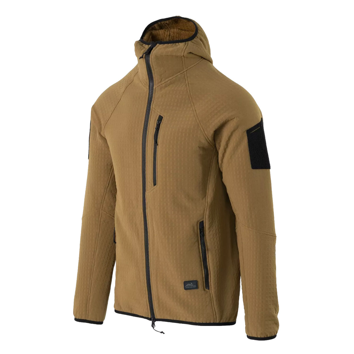 Das HELIKON-TEX Helikon-Tex Patriot PRO Fleece - Coyote verfügt über einen durchgehenden Reißverschluss, Brust- und Seitentaschen mit Reißverschluss, einen schwarzen Klettverschluss an den Armen, eine gerippte Struktur und eine mit Sherpa gefütterte Kapuze mit schwarzen Abschlüssen.