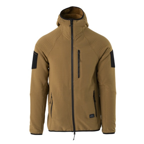 Ein HELIKON-TEX Patriot PRO Fleece - Coyote mit schwarzen Aufnähern an den Ärmeln und drei Reißverschlusstaschen - zwei an der Taille und eine auf der Brust - ist auf einem einfarbig weißen Hintergrund zu sehen.