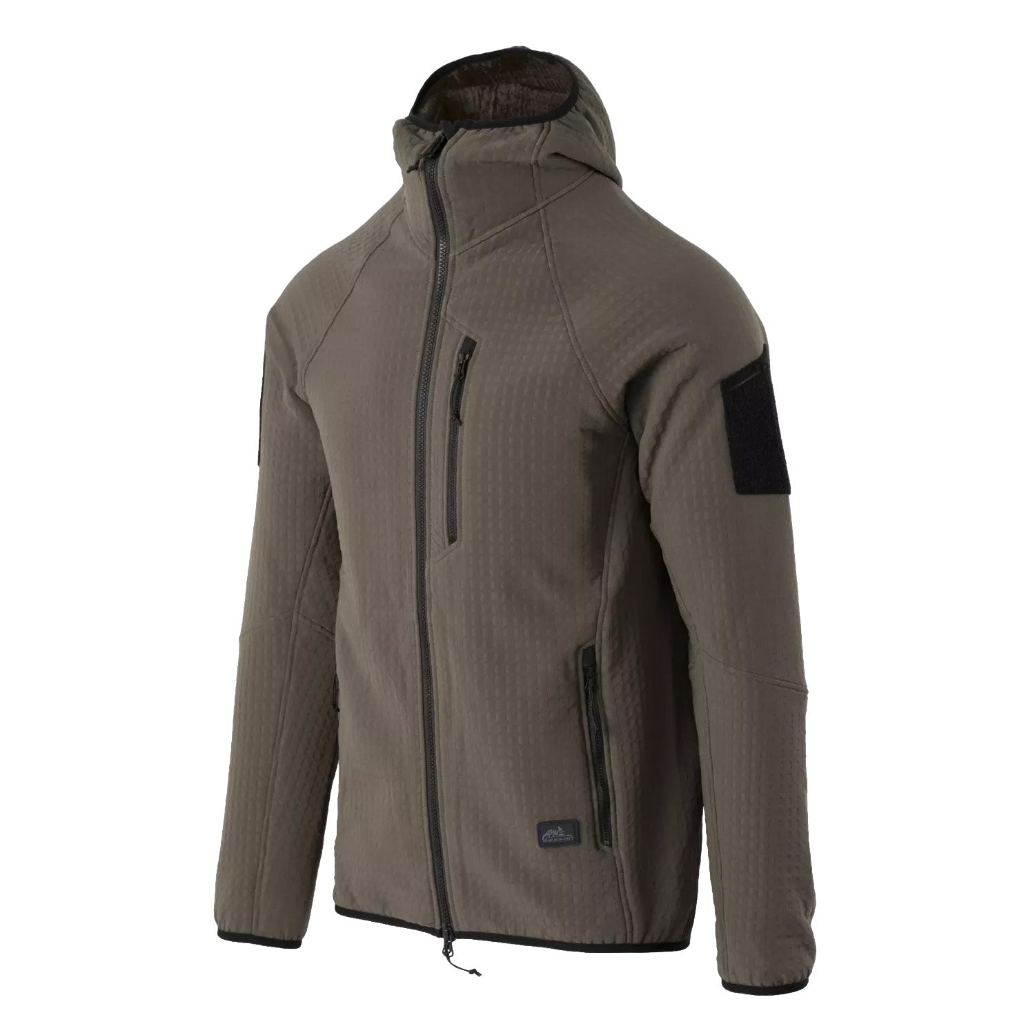Das HELIKON-TEX Patriot PRO Fleece in Taiga Green hat eine Kapuze, lange Ärmel, einen Frontreißverschluss, Brust- und Seitentaschen sowie einen schwarzen Aufnäher auf dem linken Oberarm. Abgebildet auf einem weißen Hintergrund.