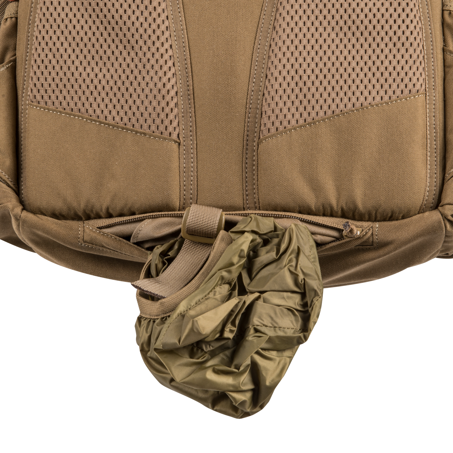 Nahaufnahme der Rückseite des HELIKON-TEX Raider Backpack® mit Mesh-Polsterung und einer Reißverschlusstasche mit einer teilweise sichtbaren Adaptive Green Regenhülle.