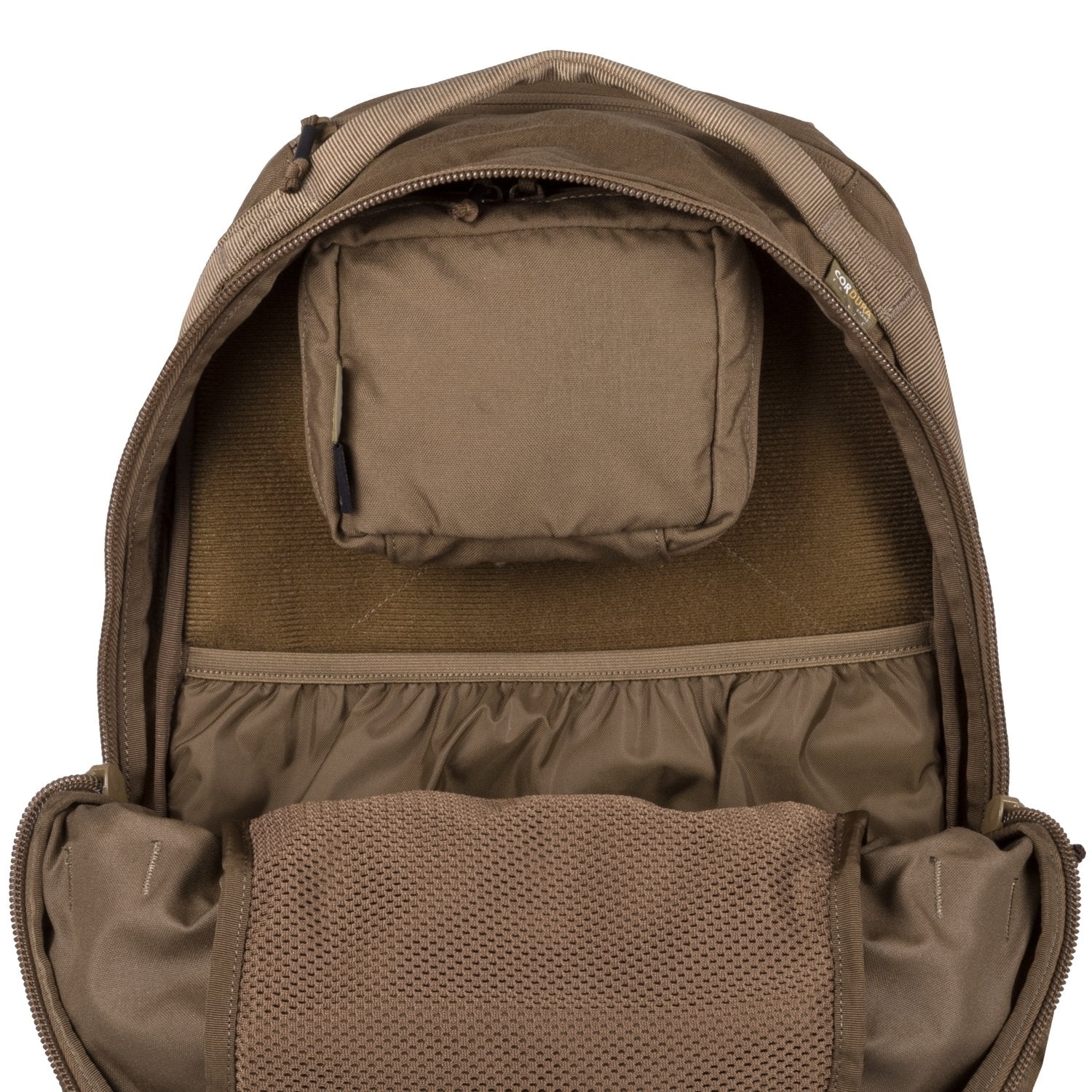 Der geöffnete hellbraune HELIKON-TEX Raider Backpack® zeigt Innenfächer: eine Netztasche, elastische Schlitze und eine kleine Reißverschlusstasche mit Versatile Insert System, die auf der Rückseite angebracht ist.