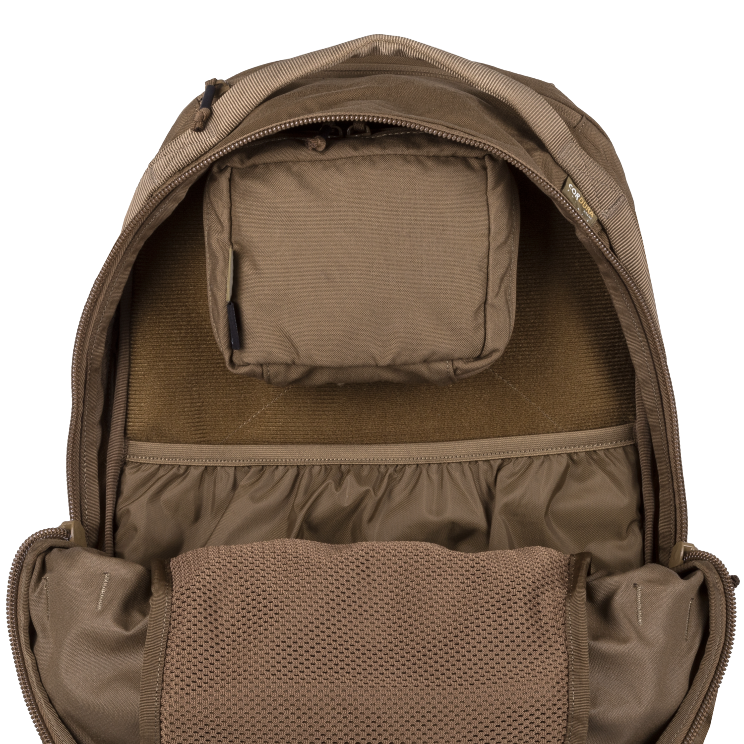 Ein HELIKON-TEX Raider Backpack® in Adaptive Green ist geöffnet und zeigt seinen organisierten Innenraum mit einer kleinen oberen Tasche, mittleren elastischen Taschen und einer Netztasche in der Frontklappe, die mit dem Versatile Insert System ausgestattet ist.