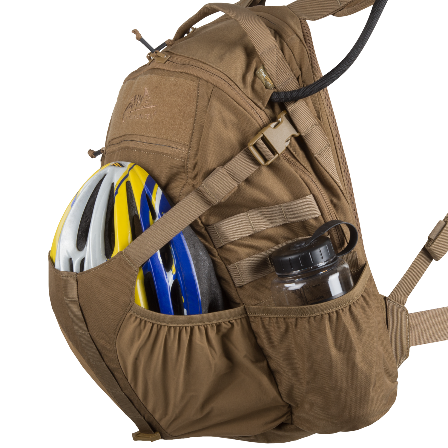 Der HELIKON-TEX Raider Backpack® in Braun, mit einem vielseitigen Einsatzsystem und einer Seitentasche für einen Fahrradhelm und eine Wasserflasche, ist vor einem weißen Hintergrund abgebildet.