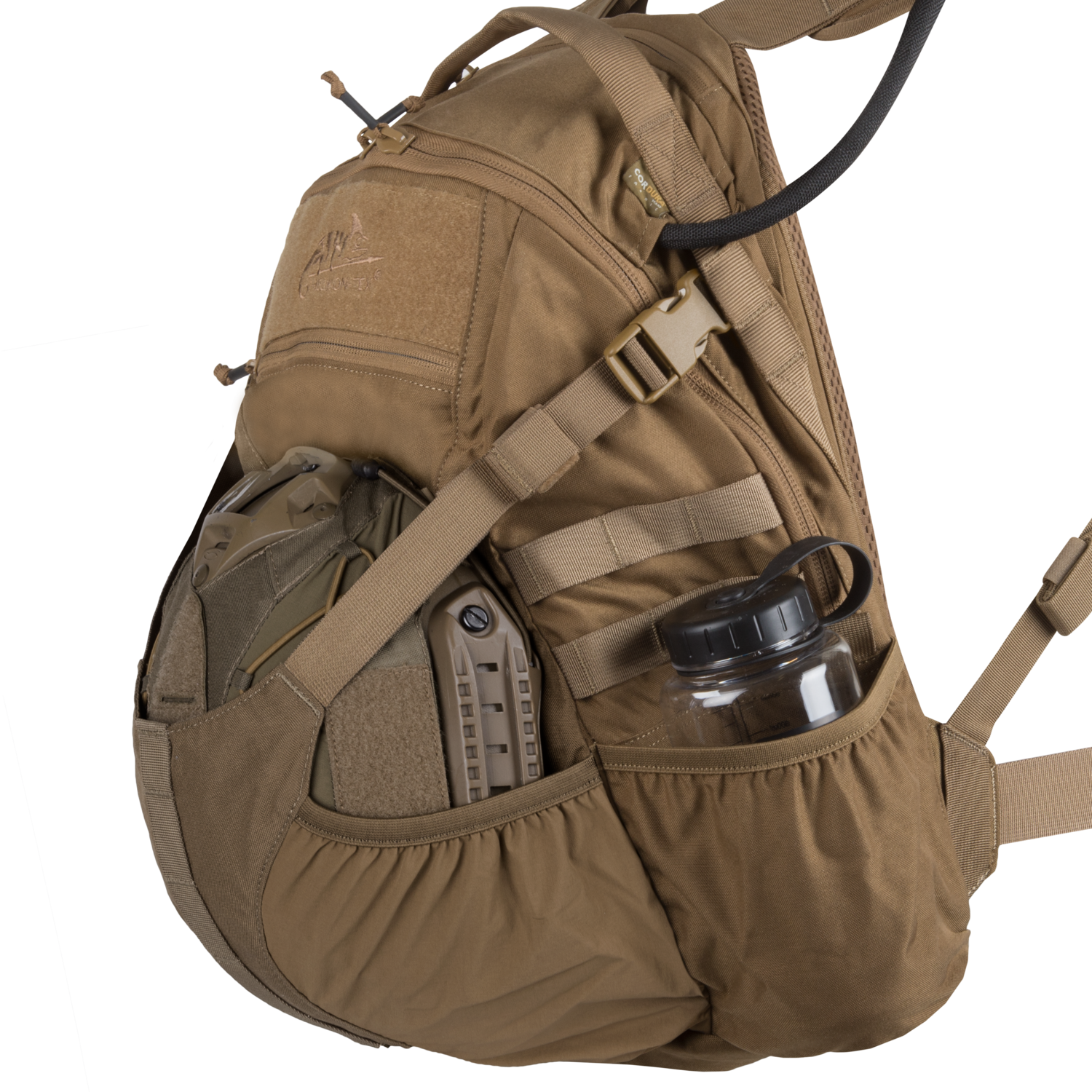 Ein hellbrauner HELIKON-TEX Helikon-Tex Raider Backpack® mit seitlichen Netztaschen bietet Platz für eine schwarze Wasserflasche, ein Klemmbrett und einen Organizer auf weißem Hintergrund. Er verfügt über das Versatile Insert System, mehrere Fächer und verstellbare Gurte.