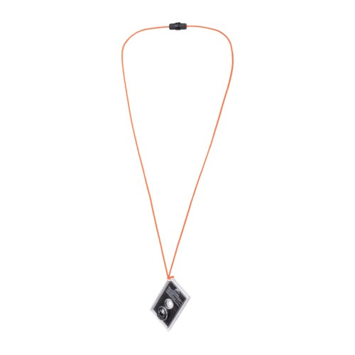 Der HELIKON-TEX Signalisationsspiegel ist eine orangefarbene Kordelkette mit einem kleinen, rechteckigen schwarz-silbernen Anhänger - ideal als stilvolles Outdoor-Survival-Accessoire oder als einzigartiger Signalspiegel für Ihr nächstes Abenteuer.