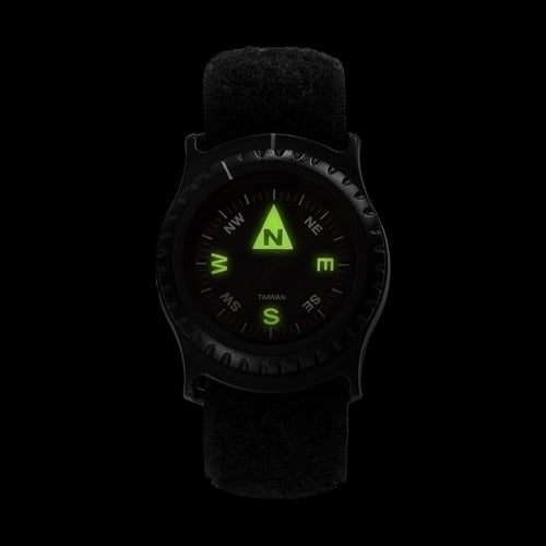 Der HELIKON-TEX Helikon-Tex T25 Armbandkompass hat ein schwarzes Design mit einer grün leuchtenden Nadel und Himmelsrichtungen auf dem Zifferblatt. Sein schwarzes Stoffband macht ihn perfekt als Outdoor-Kompass vor jedem dunklen Hintergrund.