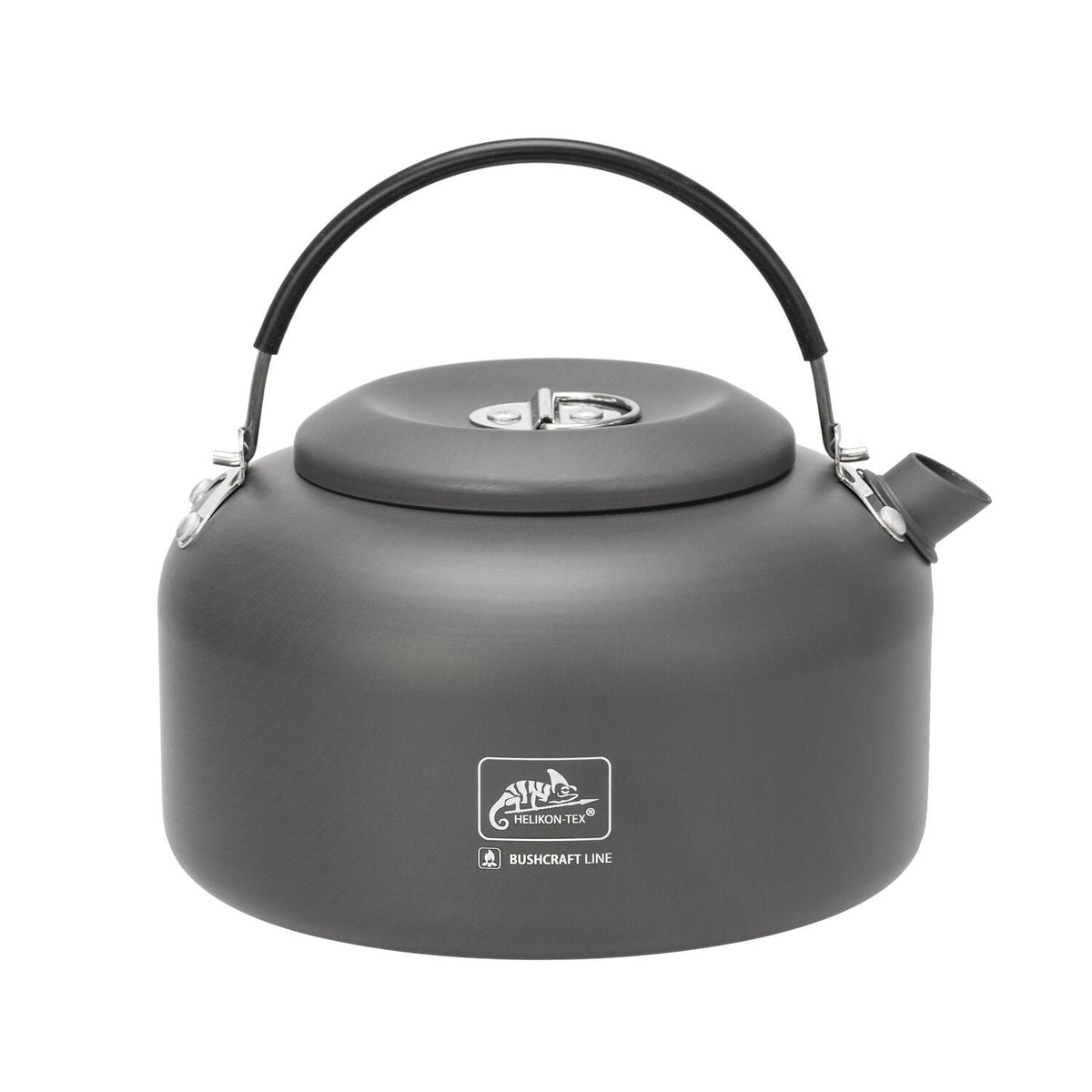 Ein kompakter, mattgrauer Helikon-Tex Wasserkessel Camp Kettle mit schwarzem Griff, kurzem Ausguss und Deckel. Das HELIKON-TEX-Logo ist auf der Vorderseite aufgedruckt. Perfekt für Bushcraft-Fans, abgebildet auf einem schlichten weißen Hintergrund.