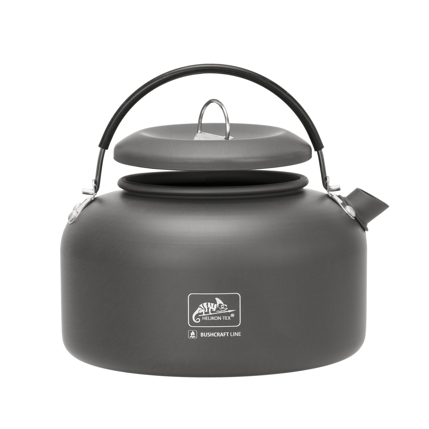 Der HELIKON-TEX Wasserkessel Camp Kettle ist in mattem Grau mit schwarzem Griff, offenem Deckel und Ausguss abgebildet. Auf der Vorderseite befindet sich das Logo der Bushcraft Line. Vor einem weißen Hintergrund.