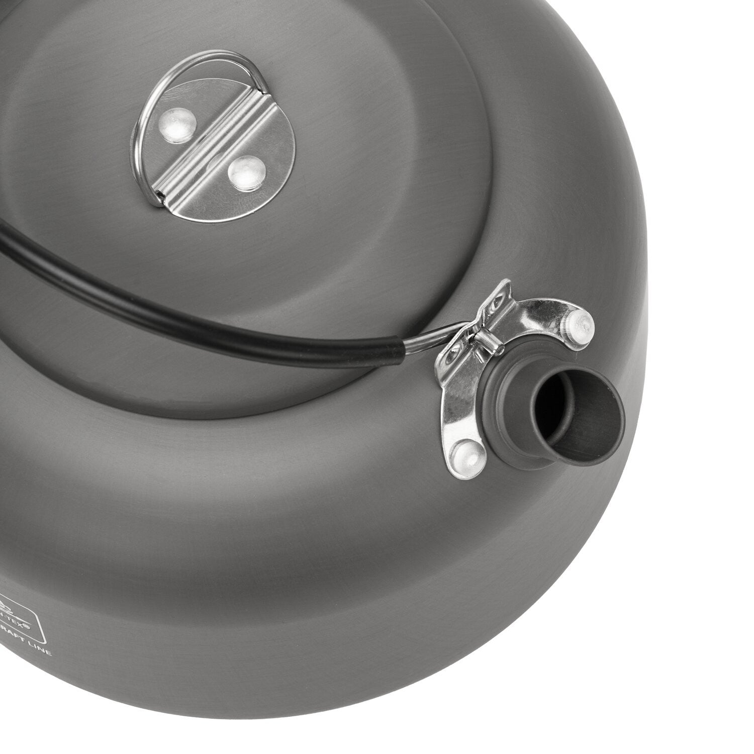 Nahaufnahme des HELIKON-TEX Helikon-Tex Wasserkessels Camp Kettle mit schwarzem Griff, Metalldeckel und Ausguss mit Scharnierdeckel auf weißem Hintergrund - ideal für Bushcraft-Abenteuer.