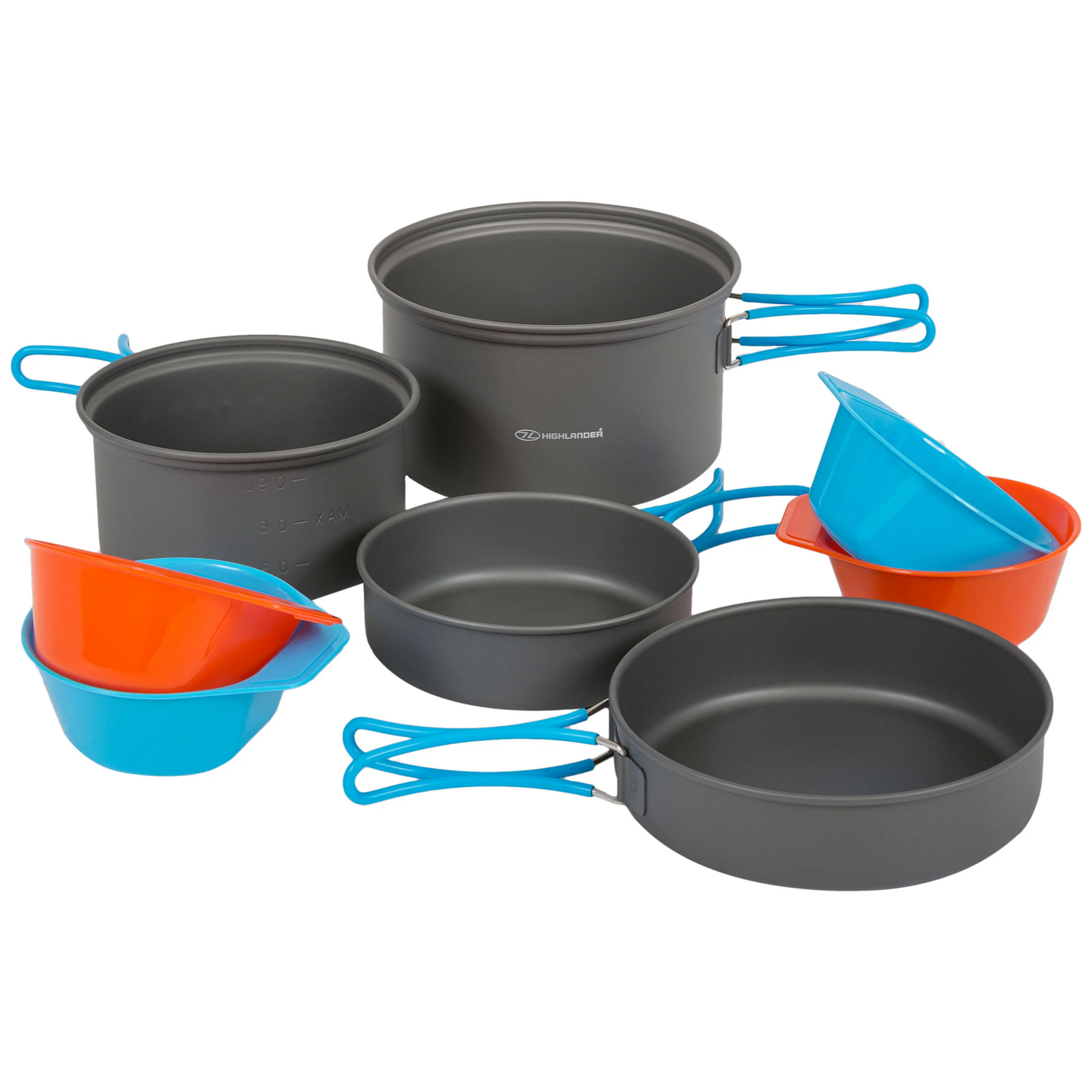 Das Highlander APEX Camping Kochset von HIGHLANDER OUTDOOR enthält zwei Töpfe, zwei Pfannen mit klappbaren Griffen und vier bunte Schalen in Blau und Orange - ideal für Outdoor-Abenteuer, auf weißem Hintergrund arrangiert.