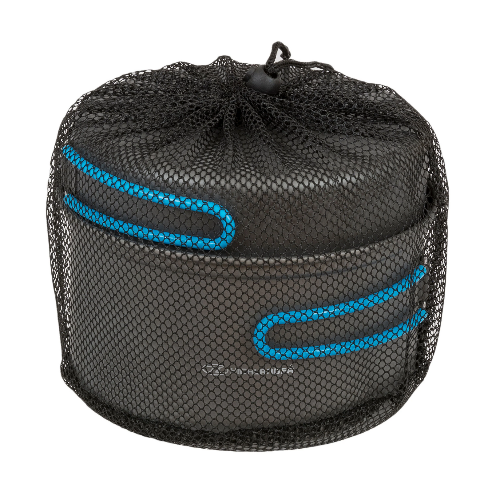 Das Highlander APEX Camping Kochset von HIGHLANDER OUTDOOR zeigt dunkelgraues Kochgeschirr mit blauen Akzenten, verpackt in einem schwarzen Netzbeutel mit Kordelzug, auf weißem Hintergrund.