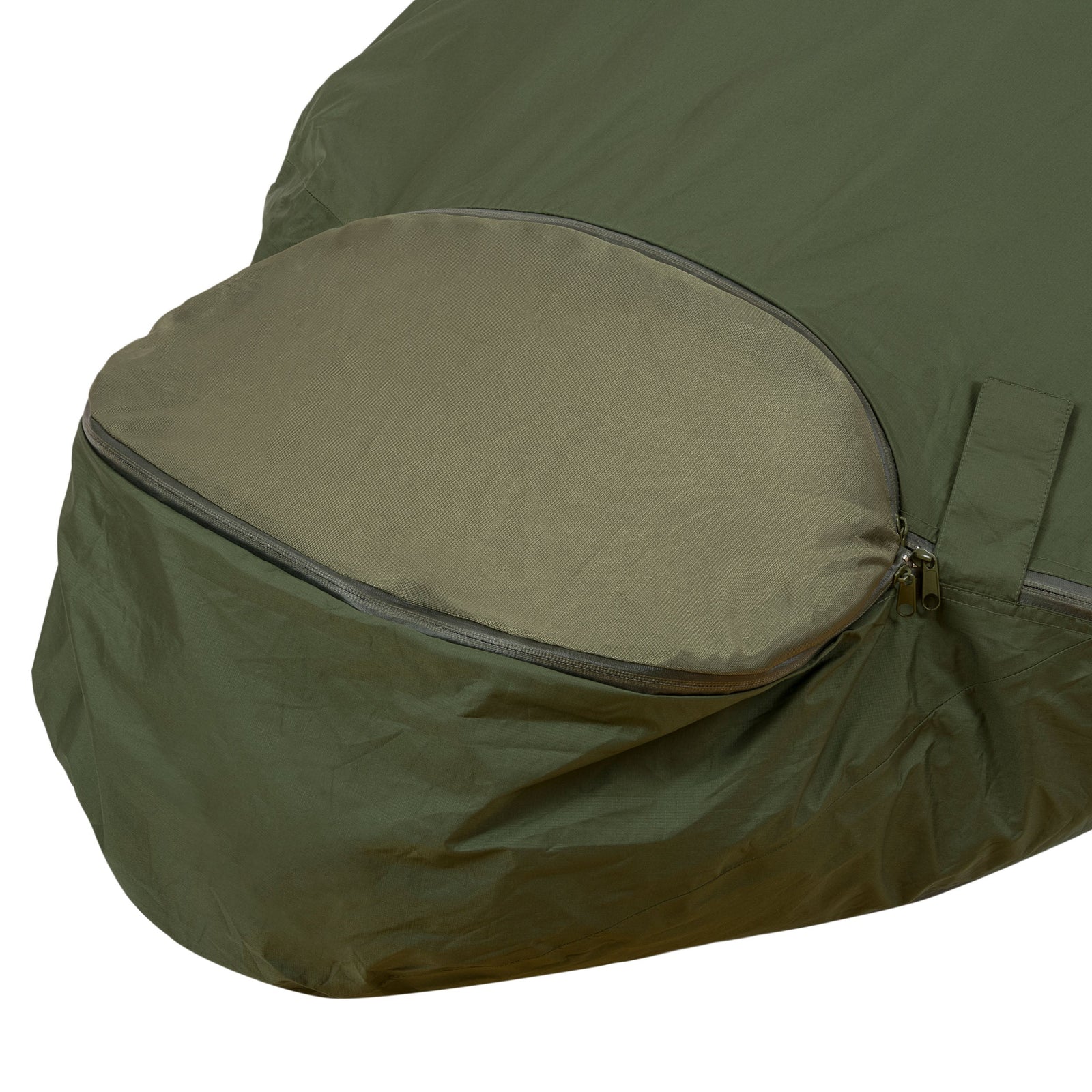 Der HIGHLANDER FORCES Highlander Biwaksack Hawk Bivy Bag in olivgrün verfügt über ein Fußfach mit Reißverschluss und ist aus wasserdichtem Stoff gefertigt, der auf weißem Hintergrund abgebildet ist.
