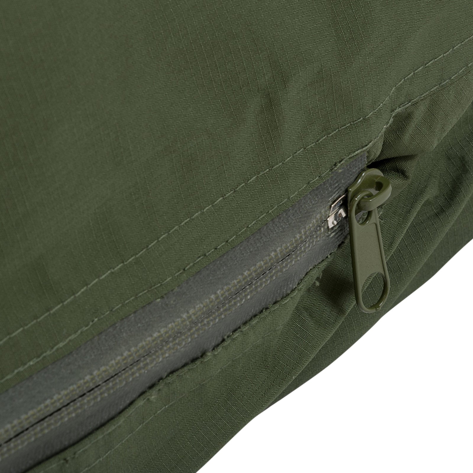 Nahaufnahme des HIGHLANDER FORCES Highlander Biwaksack Hawk Bivy Bag in Grün, wobei der Reißverschluss mit passender Zuglasche hervorgehoben wird. Das wasserdichte Gewebe, die Textur und die Nähte sind deutlich sichtbar.